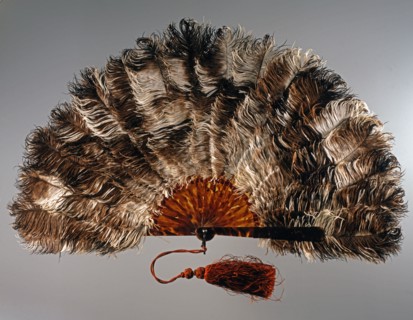Eventail en plumes d'autruche et armature en écaille de tortue