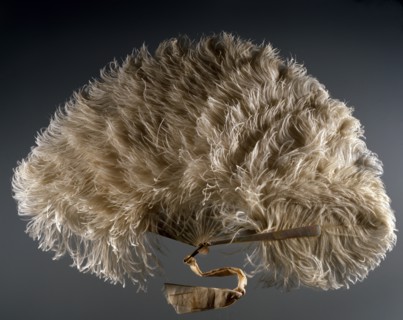 Eventail en plumes d'autruche blanches naturelles, et armature en écaille de tortue