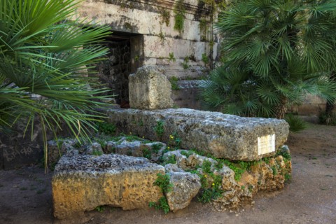 Restes des anciens murs de l'époque punique à Palerme