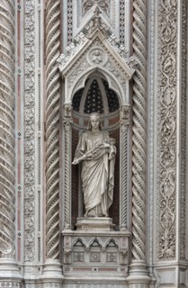 Statue de Santa Reparata, située sur le portail central de la Cathédrale de Florence (Italie)
