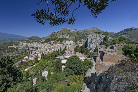 Vue de la ville et des collines vers Castelmola, à Taormina (Sicile)