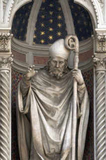 Statue saint Zanobi, située sur le portail central de la Cathédrale de Florence