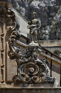 Détail de la façade de l'église de San Pietro à Modica (Sicile)