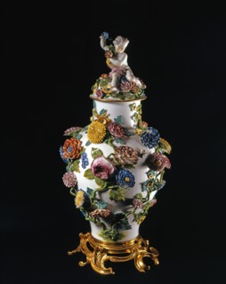 Vase de la manufacture de Meissen, avec un couvercle surmonté d'un putto