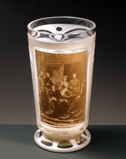 Verre commémorant les fiançailles de Rodolphe d'Autriche avec Stéphanie de Belgique