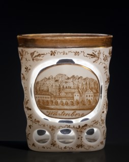 Verre de poche en verre blanc et transparent, gravé et décoré de motifs floraux dorés. Au centre, un médaillon avec vue sur les thèrmes de Wartenberg
