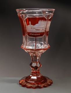 Verre en cristal de Bohême sculpté, de couleur rubis