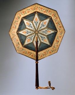 Eventail à motifs géométriques et floraux