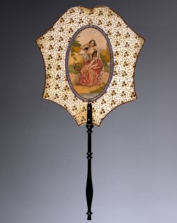 Eventail décoré d'une chromolithographie représentant une femme assise avec son panier de fleurs