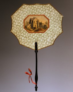 Eventail décoré d'une chromolithographie représentant un paysage avec une maison et un pont