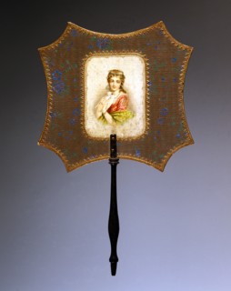 Eventail décoré d'un portrait de jeune femme avec colombe