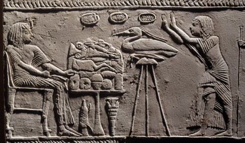 Horemheb devant une table d'offrandes