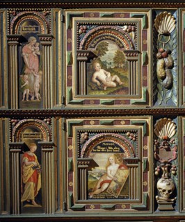 Panneau décoratif d'une armoire en bois doré et peint