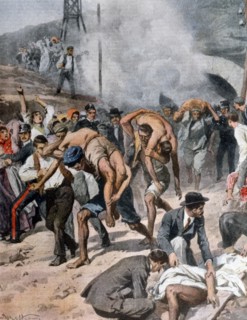 Héros de l'ombre : des hommes courageux sauvent des mineurs asphyxiés de la mine de soufre en flammes de Casteltermini (Sicile)
