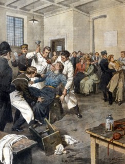 Des suffragettes britanniques ayant entamé une grève de la faim, sont alimentées de force en prison (1909)