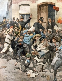 Grève des élèves des écoles de Liverpool. Des écoliers frappent ceux qui ont l'intention de retourner en classe (1911)