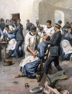Des suffragettes anglaises nourries de force en prison alors qu’elles font une grève de la faim (1913)