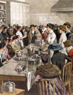 Par manque de cuisiniers à Londres, les dames de l'aristocratie anglaise suivent un cours de cuisine (1920)