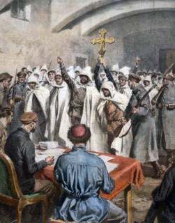 Quarante Russes de la confrérie religieuse de Yoronesch, arrêtés pour propagande anti-bolchévique lors d'une procession, comparaissent devant le tribunal soviétique en brandissant une croix et en décl...