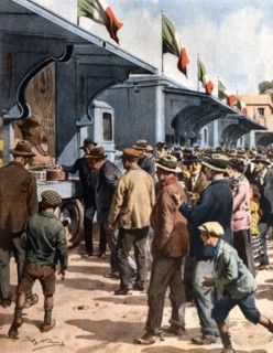 Le camion céréalier, conçu et commandé par le chef du gouvernement italien pour apporter dans chaque petite ville rurale les enseignements et les exemples d'une technique agricole plus moderne, est ac...