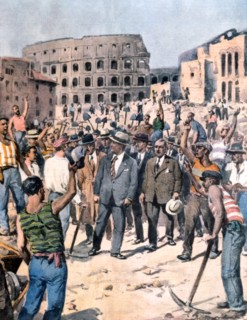 Benito Mussolini, en visite sur le chantier de rénovation de la Via dei Fori Imperiali à Rome, est acclamé par les ouvriers