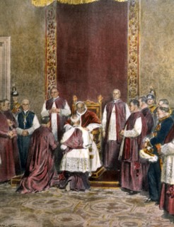 Dans la salle du trône au Vatican le 6 janvier, Pie XI remet au doyen des protonotaires apostoliques la bulle de proclamation de l'Année Sainte, à lire sur le portique de la basilique Saint-Pierre (19...