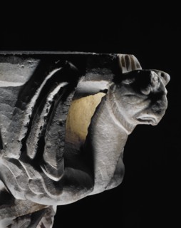 Chapiteau d'une colonne de marbre, orné de griffons et animaux