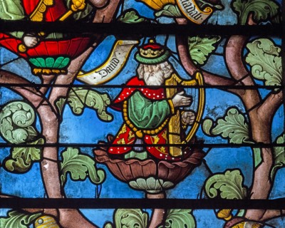 Vitrail de l'Arbre de Jessé : le roi David jouant de la lyre