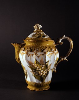 Cafetière décorée de bouquets de muguet