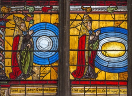 Vitrail de la Genèse : Dieu crée le firmament, la lumière et les ténèbres