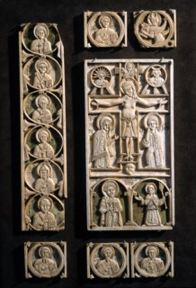Plaque de reliure : la Crucifixion entourée de médaillons avec saints