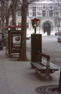 Arrêt de bus à Paris, vers 1975