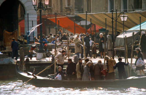 Traversée du Grand Canal en traghetto, à Venise