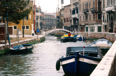 Barques le long d'un canal à Venise