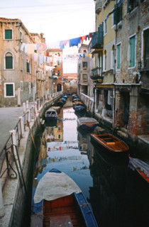 Bateaux amarrés dans Venise