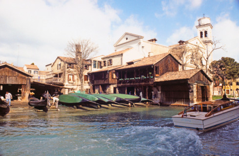 Chantier de réparation de gondoles, à Venise