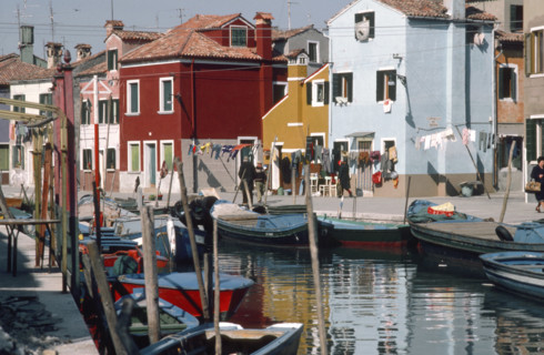 Canal sur l'île de Burano, à Venise