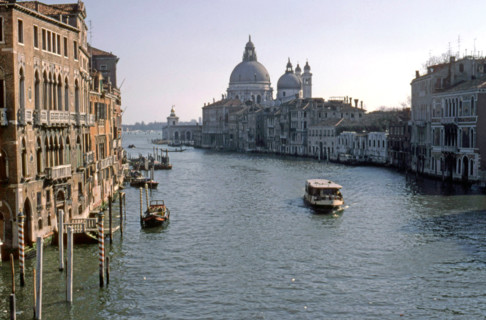 Vue sur le Grand Canal et la basilique Santa Maria della Salute, à Venise