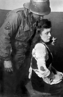 Jeune fille française blessée lors d'une attaque aérienne nazie (début 1945)