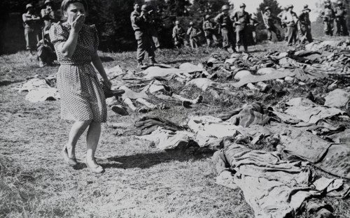 Des civils allemands regardent les corps de déportés assassinés à Namering (mai 1945)