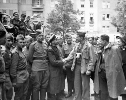 Un sergent américain est accueilli par des soldats russes à Berlin  en Allemagne (2 juillet 1945)