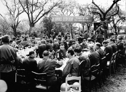 Un dîner en extérieur célèbre la rencontre des troupes américaines et russes ( 27 avril 1945)