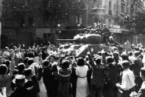 Paris salutes French troops (August 25,1944)