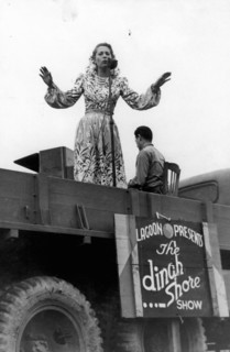 Dinah Shore divertit les troupes américaines en France. (été 1944)