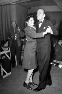 Noël Coward danse avec une femme soldat américaine à Paris, le 10 mars 1945.