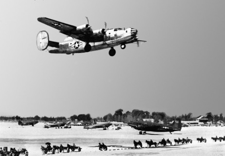 Un avion bombardier "Liberator" décolle en Chine. (1944)