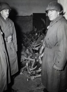Des membres du Congrès américain visitent le camp de concentration de Dachau (3 mai 1945)