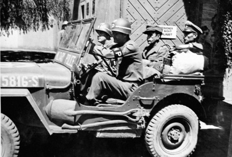 Un criminel de guerre de Buchenwald quitte la prison de Reinbach sous escorte américaine. (1945)