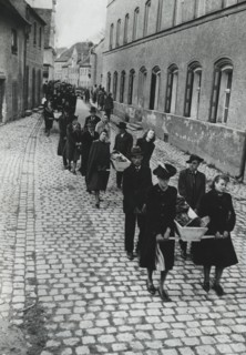 Enterrement des victimes. Neunburg, Allemagne - printemps 1945