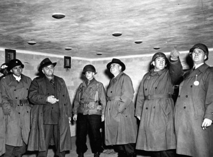 Inspection d'une chambre à gaz par les Américains, 1945
